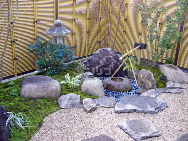石の庭 石を使って構成したダイナミックな庭