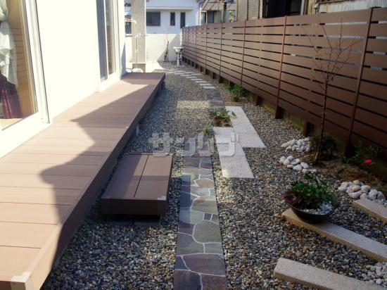 施工例 庭デザイン 和モダンの細長い庭がリビング前の洋風庭までつながる 兵庫県姫路市