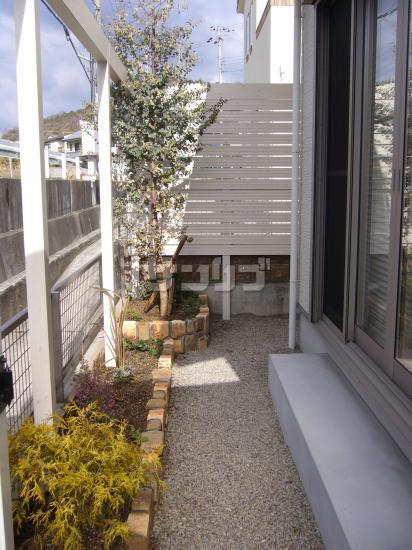 施工例 目隠しフェンスと薔薇を楽しむ庭デザイン 兵庫県姫路市
