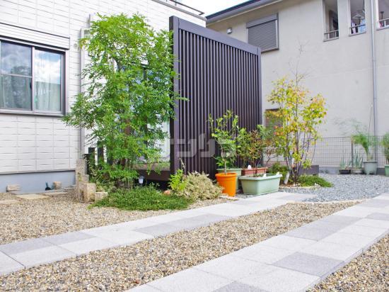 施工例 スクリーンフェンスと植木を組み合わせた目隠し 兵庫県姫路市