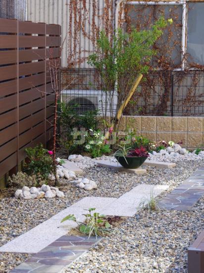 施工例 庭デザイン 和モダンの細長い庭がリビング前の洋風庭までつながる 兵庫県姫路市