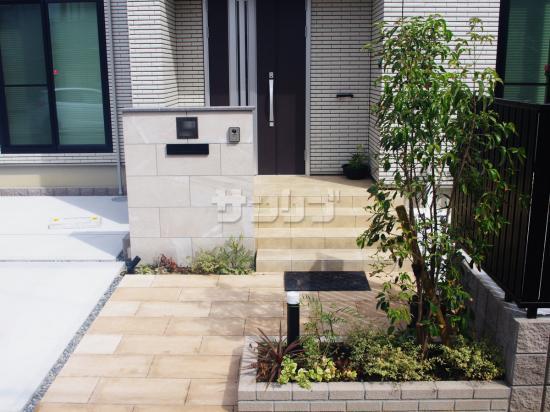 施工例 南向き道路の玄関アプローチと庭テラス機能とデザイン 兵庫県姫路市